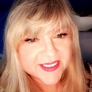 Meet your Posher, Lora